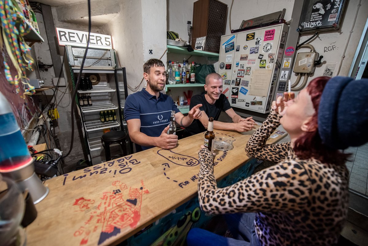 Ein Prosit dem Untergang: Revierler Jo, Basti, Jule. Mehr Einblick ins Revier 5 mit Klick aufs Bild.