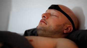 Alles unter Kontrolle auch im Schlaf: Philipp Kalwies träumt mit Stirnmessband. 