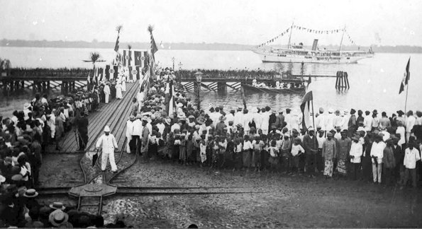"Ankunft des Gouverneurs in Duala", zwischen 1902 und 1908. Foto: Koloniales Bildarchiv, Universitätsbibliothek Frankfurt am Main, gemeinfrei, <a href="https://commons.wikimedia.org/w/index.php?curid=81242793">Link</a> "Ankunft des Gouverneurs in Duala", zwischen 1902 und 1908. Foto: Koloniales Bildarchiv, Universitätsbibliothek Frankfurt am Main, gemeinfrei, <a href="https://commons.wikimedia.org/w/index.php?curid=81242793">Link</a>