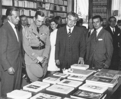 Karl Buchholz (Mitte rechts) bei der Eröffnung seiner Buchhandlung in Lissabon 1943. Foto: Godula Buchholz