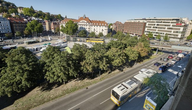 Von Autostraßen umrahmt: der Stuttgarter Marienplatz. Von Autostraßen umrahmt: der Stuttgarter Marienplatz.