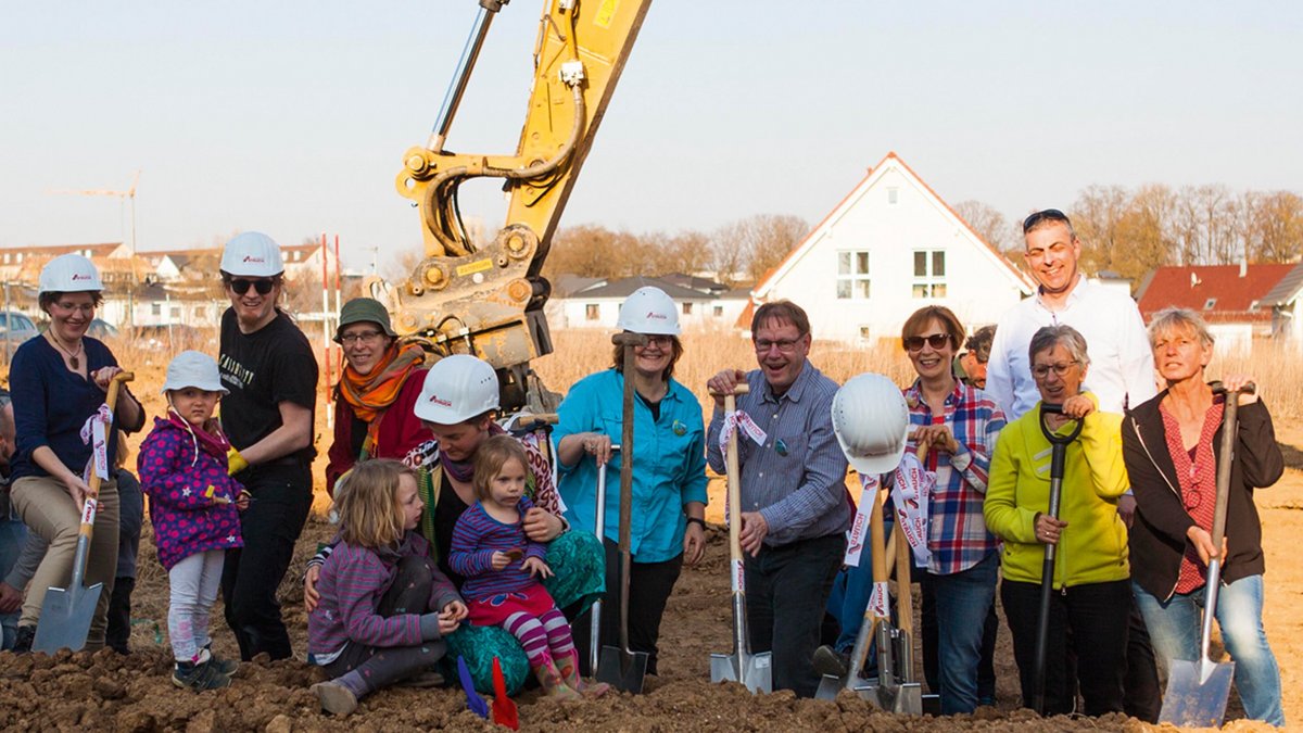 Selber bauen, gemeinsam leben und Spekulation verhindern: die Mitmacher:innen des Wohnprojekts "Trauben und Rosinen". Foto: privat