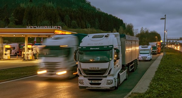 "Es ersErstaunt ist Hermann, "dass nichts zum emissionsfreien LKW im Koalitionsvertrag steht".taunt mich, dass nichts zum emissionsfreien LKW im Koalitionsvertrag steht."