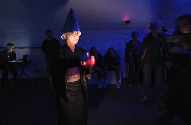 Performance mit Klavier, Rhinozeros und japanischer Mundorgel im Kunstraum 34.