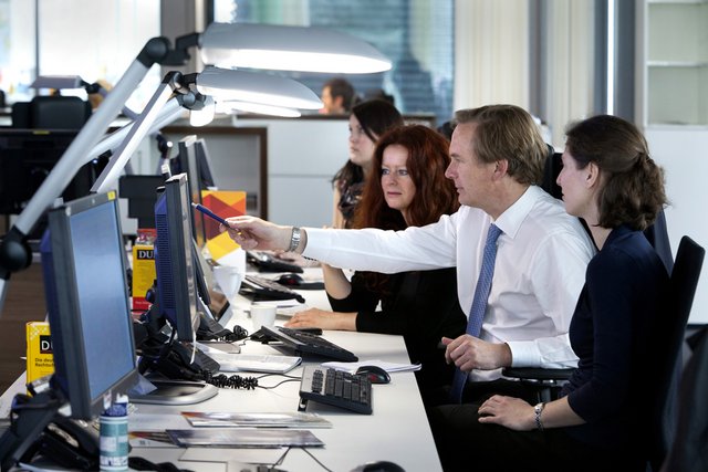 Erleuchtet: Newsdesk in der Redaktion der "Schwäbischen Zeitung". Foto: SZ
