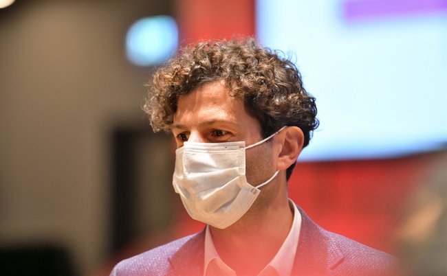 Wandel vertagt? Luigi Pantisano blickt auf die erste Hochrechnung.