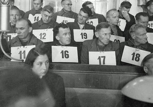 Links vorne die Pflichtverteidigerin Helga Stödter. Foto: Kreisarchiv Rastatt, Nachlass Dr. Helga Stödter