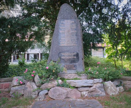 Das Denkmal für die Hingerichteten auf dem Alten Friedhof. Das Denkmal für die Hingerichteten auf dem Alten Friedhof.