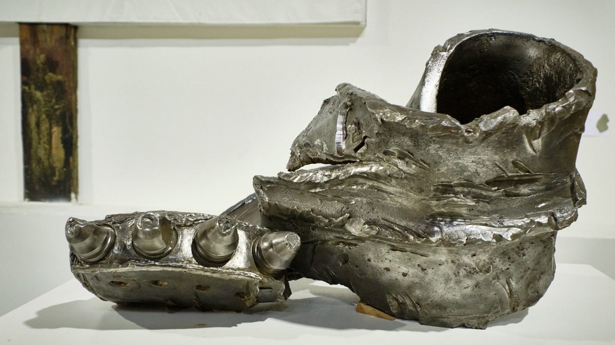 Auf den Sockel gehoben, poliert, in eine Vitrine gestellt, wird der kaputte Bohrkopf, den Erik Sturm auf der Stuttgart-21-Baustelle gefunden hat, zum ästhetischen Objekt, zum Kunstwerk. Auf den Sockel gehoben, poliert, in eine Vitrine gestellt, wird der kaputte Bohrkopf, den Erik Sturm auf der Stuttgart-21-Baustelle gefunden hat, zum ästhetischen Objekt, zum Kunstwerk.