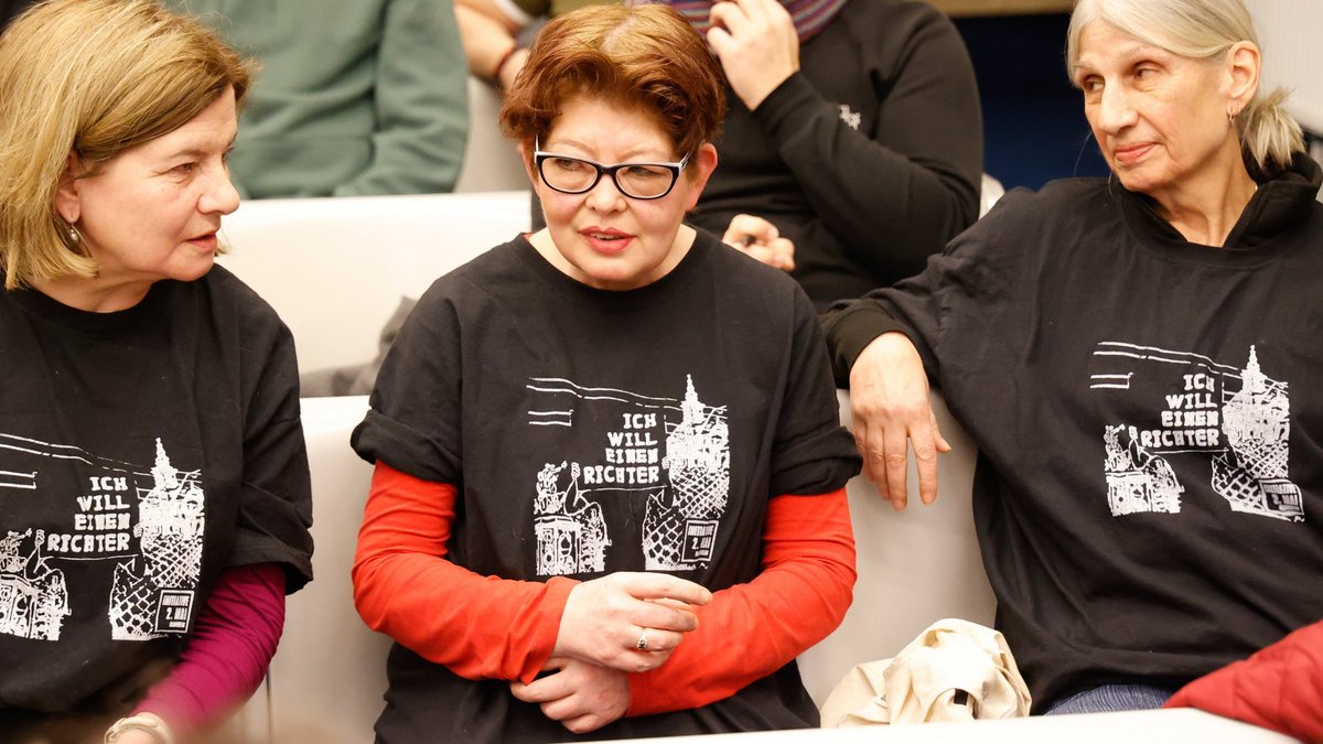 Protest mit T-Shirts bei der Urteilsverkündung: Ante P. wünschte sich mit seinen letzten Worten einen Richter. Foto: Chris Hölzing