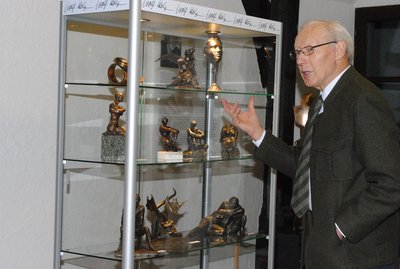 Wolf Kalz präsentiert 2014 seine Kunst im Riedlinger Rathaus. Foto: Eva Winkhart