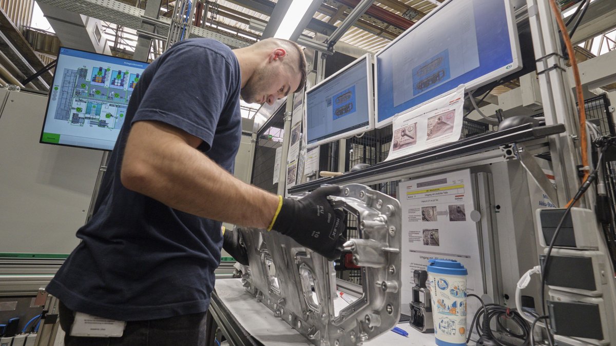 Für die Transformation gewappnet: Bei Handtmann in Biberach werden Batteriegehäuse für E-Autos gebaut. Foto: Joachim E. Röttgers