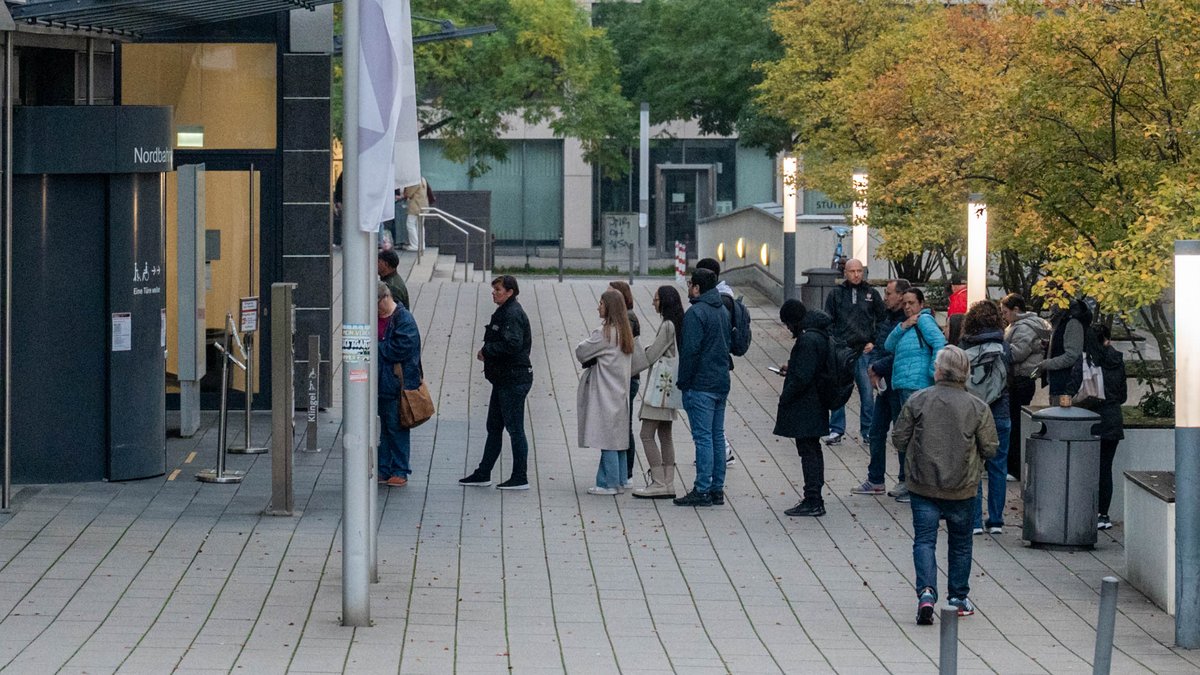 Weil die digitalen Angebote der Arbeitsagenturen schlecht funktionieren, kommt es vor den Ämtern zu Warteschlangen. Foto: Jens Volle