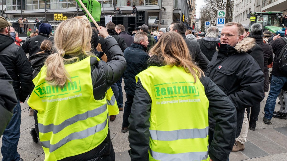 Auch die rechte Gewerkschaft "Zentrum" ist Zaungast. Hier mit dem AfD-Bundestagsabgeordneten Dirk Spaniel (rechts).