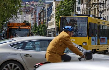 Kreuz & quer: Verkehr im Stuttgarter Westen. Foto: Jo E. Röttgers