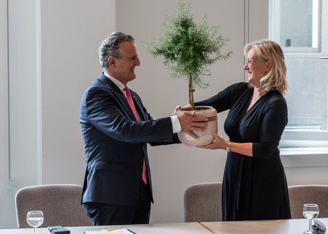 Stuttgarts OB Frank Nopper überreicht der Rotterdamer Baubürgermeisterin Chantal Zeegers den Urban-Future-Tree: einen Rosmarin. Stuttgarts OB Frank Nopper überreicht der Rotterdamer Baubürgermeisterin Chantal Zeegers den Urban-Future-Tree: einen Rosmarin.