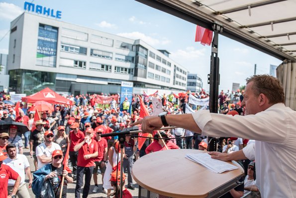 ... und bei einer Kundgebung bei Mahle im Sommer 2019, beides in Stuttgart. Fotos: Joachim E. Röttgers, Jens Volle
