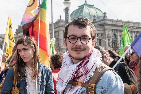 Seit es um die Rente geht, demonstrieren alle gemeinsam, sagt der Student Jules Gross.