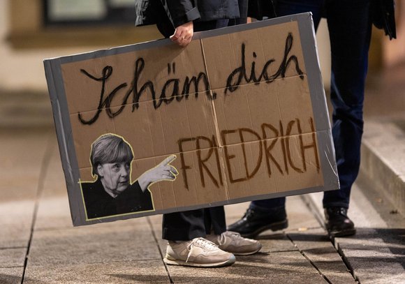 Wer steckt hinter diesem frechen Plakat: die Omas gegen rechts? Die Antifa? Oder doch Robert Habeck? Foto: Julian Rettig Wer steckt hinter diesem frechen Plakat: die Omas gegen rechts? Die Antifa? Oder doch Robert Habeck? Foto: Julian Rettig