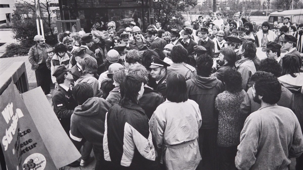 Mai 1984: Streik um die 35-Stunden-Woche am Stuttgarter Druckzentrum. Polizei macht den Weg frei für Streikbrecher. Foto: Hans Meister