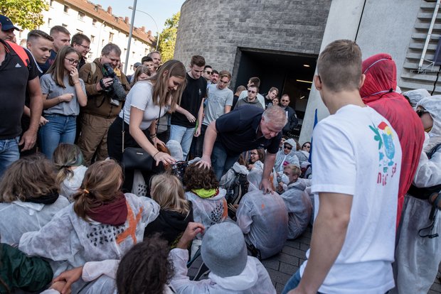 IAA-Besucher mussten sich in diesem Jahr durch Sitzblockaden quälen – und dann: nicht einmal Koberind bei VW! Foto: Jens Volle