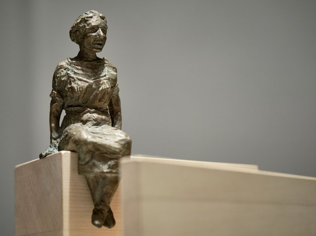 Die Bronzeskulptur im Miniaturmodell.