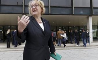 Super-Theresia wird Buhfrau