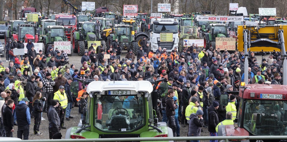 Bei der Kundgebung auf dem Gigelberg, einer Anhöhe hinter der Biberacher Stadthalle, sprach Cem Özdemir vor 800 Menschen. Bei der Kundgebung auf dem Gigelberg, einer Anhöhe hinter der Biberacher Stadthalle, sprach Cem Özdemir vor 800 Menschen.