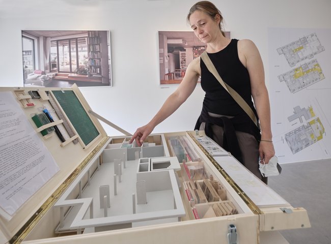 Katja Bürmann am Holzkoffer. Katja Bürmann am Holzkoffer.