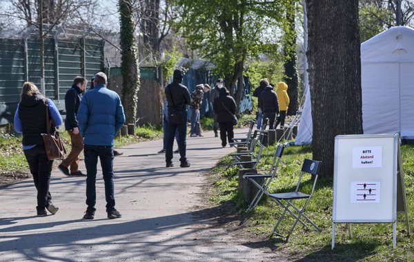 Schlange stehen für Corona-Tests im alten Reitstadion in Stuttgart-Bad Cannstatt. Foto: Joachim E. Röttgers
