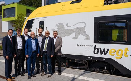 Minister Winfried HermannMinister Winfried Hermann (Mitte) bei der Präsentation von Go-Ahead-Zügen im Mai in Schwäbisch Gmünd, mit dabei Stefan Krispin, Geschäftsfüh (Mitte) "bwegt" und feiert: Bürgerfest im Mai in Schwäbisch Gmünd. Foto: Sebasti Minister Winfried Hermann (Mitte) bei der Präsentation von Go-Ahead-Zügen im Mai in Schwäbisch Gmünd, mit dabei Stefan Krispin, Geschäftsführer Go-Ahead Deutschland (2. v. links) und Hans-Peter Sienknecht, Geschäftsleiter Go-Ahead Baden-Württemberg (ganz rechts). Foto: Sebastian Berger