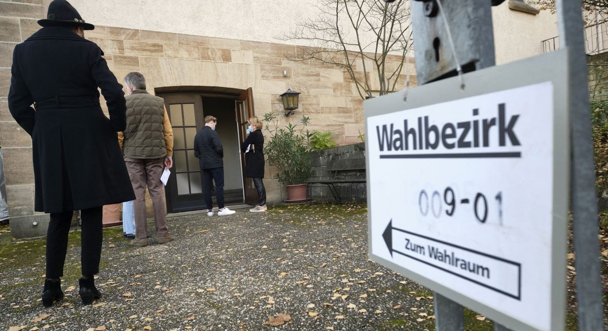 Bei diesem Wahlsystem kann man schon mal geknickt zur Stimmabgabe gehen. Foto: Joachim E. Röttgers