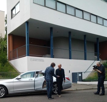 Zwei "Kunstwerke"?: das Le-Corbusier-Haus in der Weißenhofsiedlung und die S-Klasse unserer beiden Testfahrer. Rechts im Bild der Fotograf und Filmemacher Ingo Lazi. Foto: Jürgen Bartle