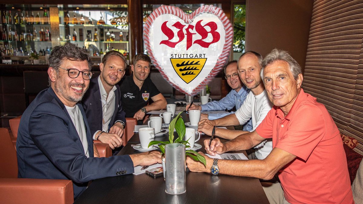 Harmonie wie nie: Gremienklausur des VfB Stuttgart am 4. September 2021 mit – von links – Claus Vogt (Präsident VfB e.V., Aufsichtsratsvorsitzender VfB AG), Rouven Kasper (ab 2022 Vorstand Marketing und Vertrieb VfB AG), Thomas Hitzlsperger (Vorstandsvorsitzender VfB AG), Thomas Ignatzi (Vorstand Finanzen, Verwaltung und Operations VfB AG), Christian Riethmüller (Präsidiumsmitglied VfB e.V.), Rainer Adrion (Vizepräsident VfB e.V.). Foto: VfB Stuttgart/Dennis Kupfer, Fotomontage: Joachim E. Röttgers