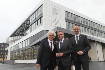 Hinten: Bodenseeforum. Vorne von links: Geschäftsführer Friedhelm Schaal, Günther Oettinger und Oberbürgermeister Uli Burchardt. Foto: Bodenseeforum Konstanz, Oliver Hanser