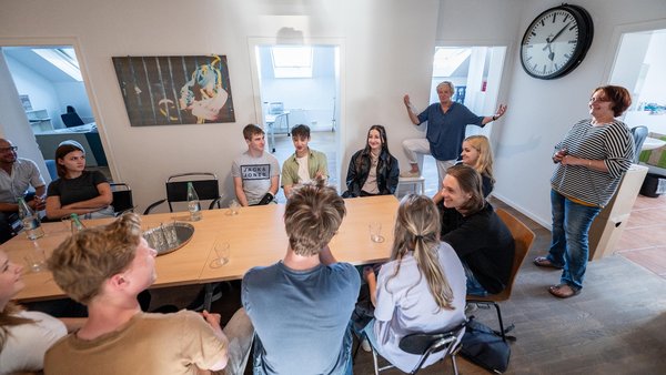Schüler:innen des Theodor-Heuss-Gymnasiums Esslingen zu Besuch in der Kontext-Redaktion. Rechts: Redakteurinnen Gesa von Leesen und Anna Hunger. Foto: Jens Volle
