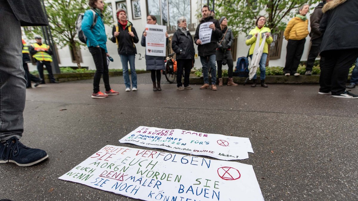 Und sagen voraus, wie man aus der Zukunft darauf zurückblicken wird.