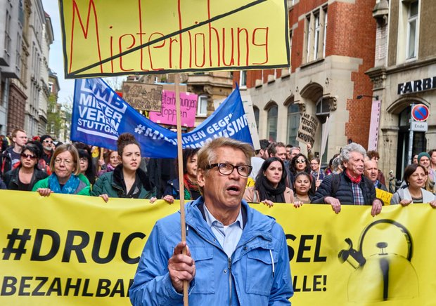 Vorne mit dabei: Rolf Gaßmann, Vorsitzender des Mietervereins Stuttgarts. 