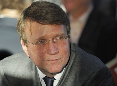 Den Bahnposten im Blick: MdB Ronald Pofalla (CDU). Foto: Martin Rulsch, Wikimedia Commons, CC-by-sa 4.0