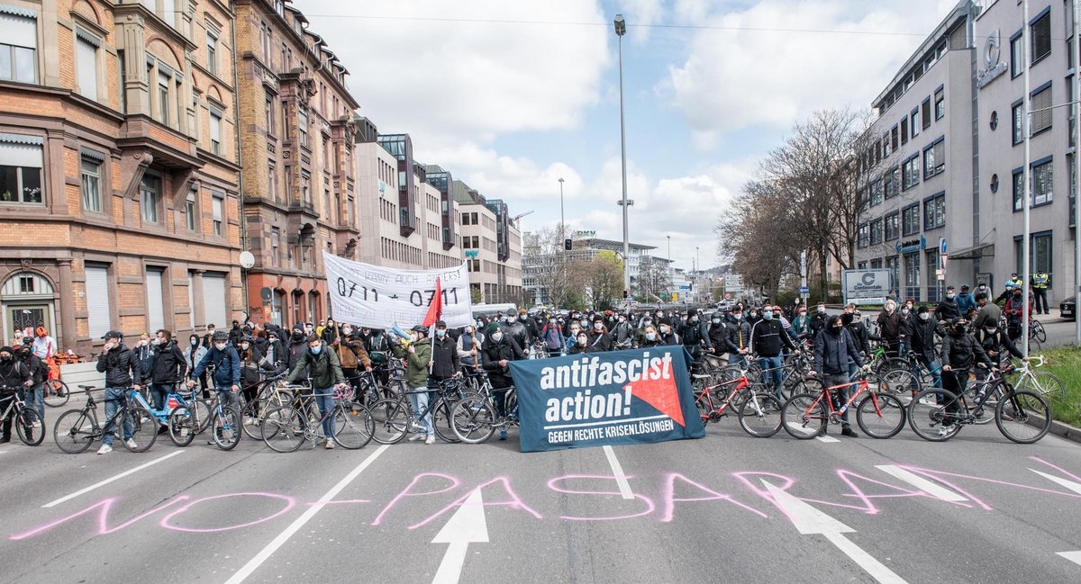 Hier erkannte die Polizei eine Gefahr für die öffentliche Ordnung: Alle Beteiligten wurden einkesselt und erhielten Platzverweise. 