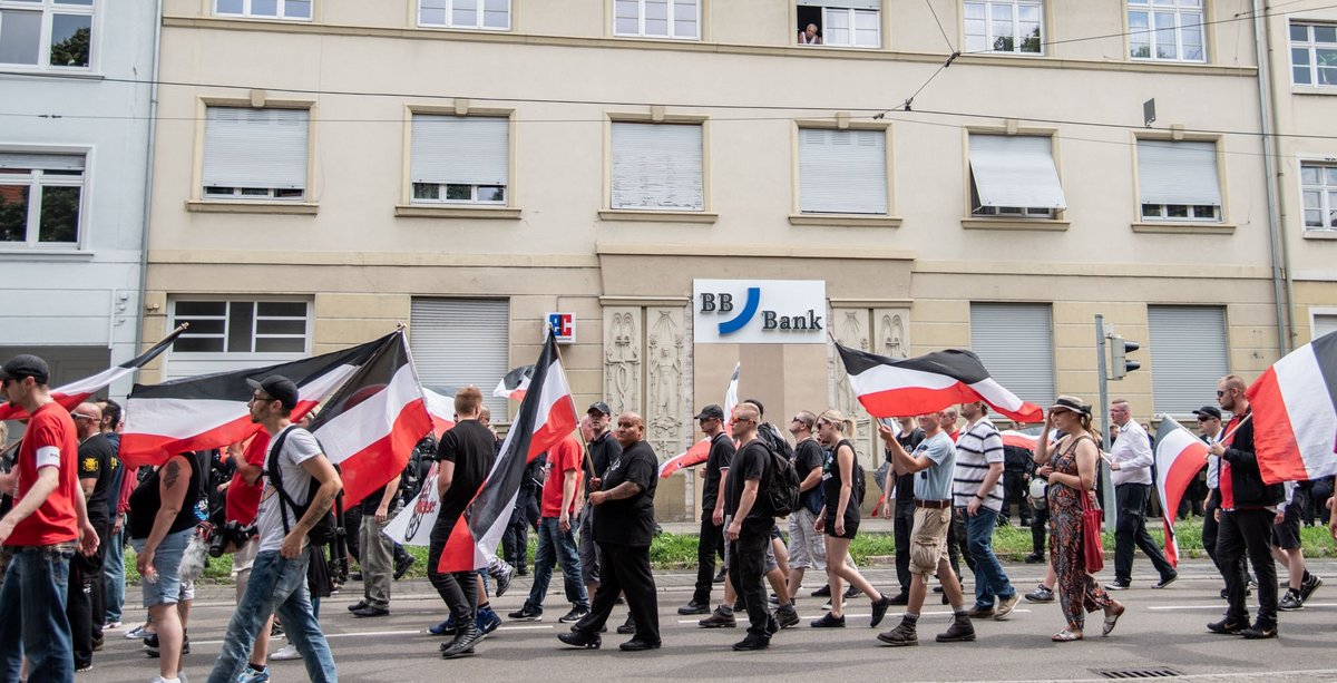 Alles Schwarz-weiß-rot hier – bei einer Neonazi-Demo am 3. Juni 2017 in Karlsruhe. Foto: Jens Volle