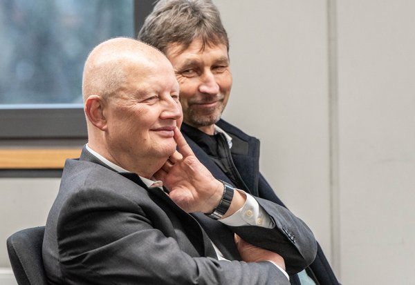 Nichts funktioniert nach Plan und trotzdem bester Laune: Olaf Drescher (vorne), Geschäftsführer DB Projekt Stuttgart-Ulm, und Jörg Hamann, Leiter Kommunikation, bei der Pressekonferenz zum Lenkungskreis. Fotos: Jens Volle