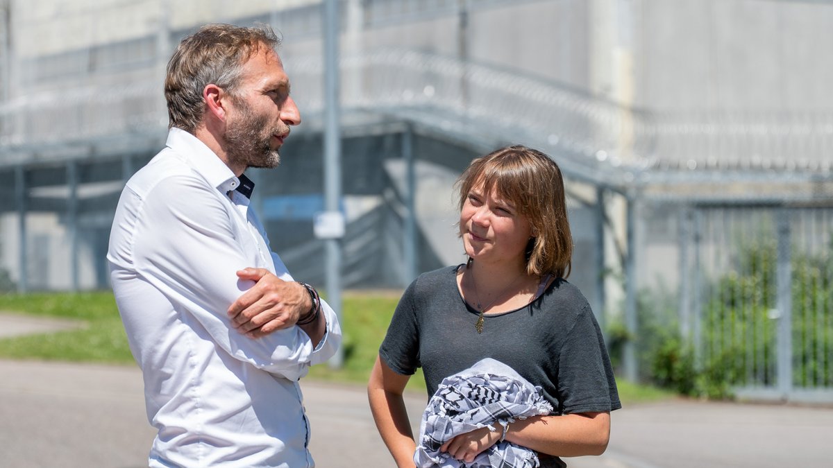 Rechtsanwalt Benjamin Düsberg und Aktivistin Greta Thunberg vor dem Hochsicherheitstrakt Stuttgart-Stammheim. Foto: Jens Volle