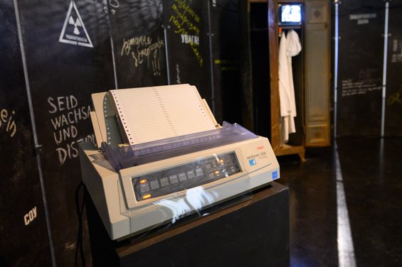 Im Inneren druckt ein Nadeldrucker jede Minute eine Jahreszahl.