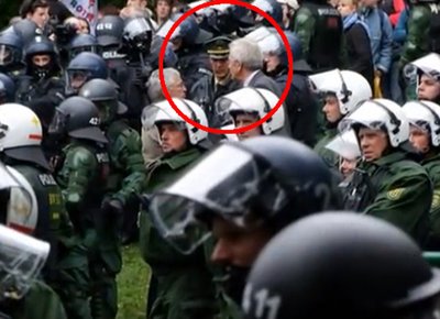 Vertieft ins Gespräch mit dem Angeklagten Jürgen von M.-B. Der damals noch zukünftige Ministerpräsident Kretschmann am 30.09.2010 im Stuttgarter Schlossgarten. Screenshot: YouTube