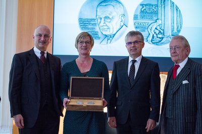 Ministerin Edith Sitzmann und der Leiter der Staatliche Münzen, Peter Huber, überreichen Nikolas Stihl (links) und Hans Peter Stihl (rechts) die neue Medaille. Foto: Staatliche Münzen BW