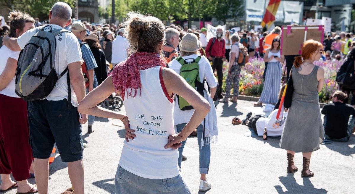 Häufiges Statement auf der "Querdenken"-Demo, 25. April auf dem Stuttgarter Schloßplatz. Foto: Jens Volle