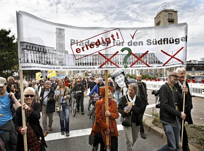 Die ArchitektInnen für K21 vor sieben Jahren, demonstrierend vor dem Stuttgarter Hauptbahnhof. Odile Laufner vorne, Angela Merkel in der Hand. Die ArchitektInnen für K21 vor sieben Jahren, demonstrierend vor dem Stuttgarter Hauptbahnhof. Odile Laufner vorne, Angela Merkel in der Hand.