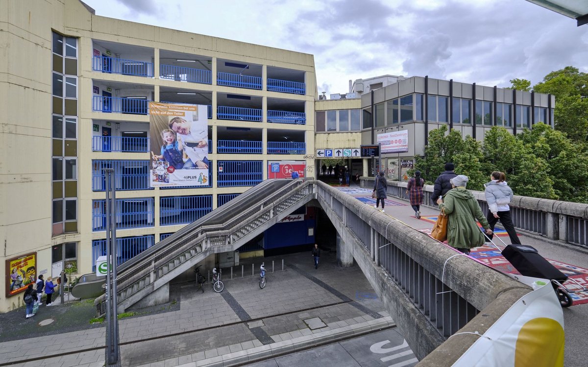 Brücke und Freitreppe an Cannstatts zentralstem und abgefucktestem Platz, dem Verkehrsknoten Wilhelmsplatz.