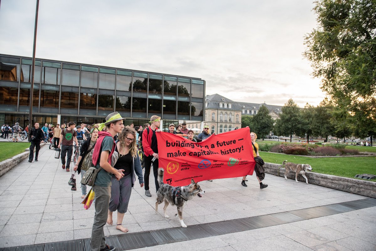 Was ist denn das? Demonstranten in der Bannmeile des Landtags!